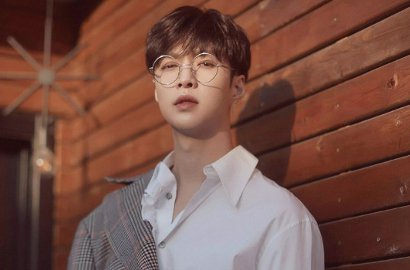 Rilis Digital, Merdunya Suara Lay di 'Goodbye Christmas' dari Album Spesial Winter