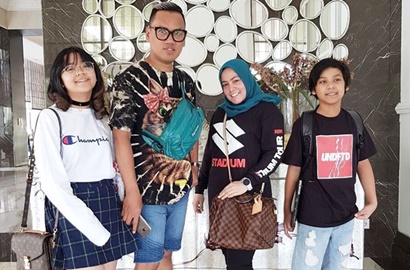Habiskan Hingga Rp 83 Juta, Uya Kuya Borong iPhone Terbaru Buat Keluarga