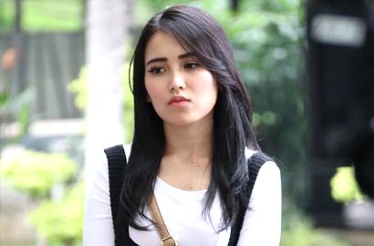 Ayu Ting Ting Curhat Aksi Nangis, Nagita Asyik Bawa iPhone X Sambil Shopping Sepatu Mahal