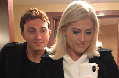 Ciuman Mesra, Meghan Trainor Nangis Terharu Saat Dilamar Kekasih