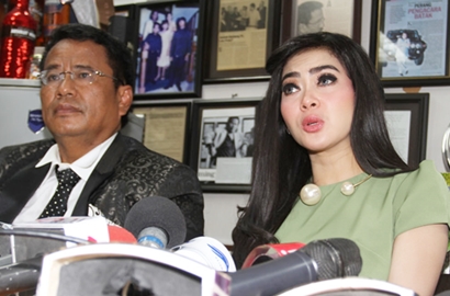 Menang Banyak, Hotman Paris Manja Sandarkan Tangan di Bahu Syahrini