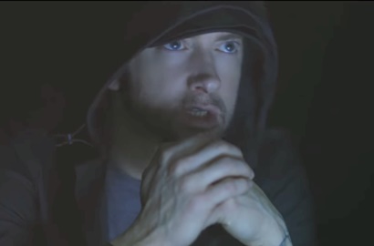 Gaet Beyonce, Eminem Berjalan di Danau Beku di MV 'Walk On Water'