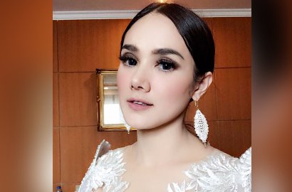 Pakai Gaun Semi Transparan, Mulan Cantik Ala Ratu Cleopatra