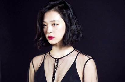 Tak Kapok Dikritik, Sulli Pede Pamer Foto-Foto Tiduran Seksi