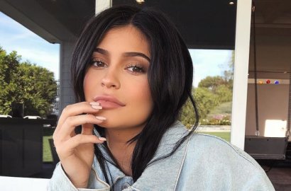 Jadi Model Majalah, Fans Kecewa Kylie Pilih Tutupi Perut