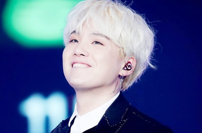 Akhirnya 'Debut', Lucunya Suga Pose Kocak Hadiri Gayo Daejun