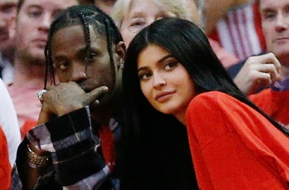 Pelukan Saat Malam Natal, Kylie Jenner dan Travis Scott Bantah Isu Putus