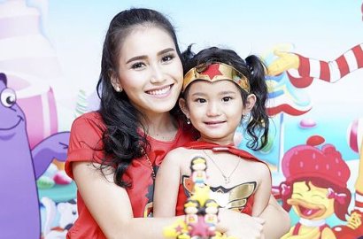 Ultah Putri Ayu Ting Ting Diejek Tak Ada Anak Artis, Heboh Raffi Sebut 'Bunda Ayu' dan Beri Ciuman
