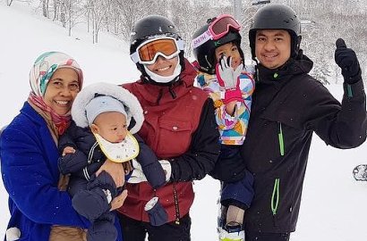 Liburan Bareng Keluarga ke Jepang, Penampilan Ayah Ayu Dewi Jadi Sorotan Netter