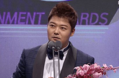 Jun Hyun Moo Menang Daesang MBC Ent Awards 2017 Berkat 'I Live Alone', Netter Ramai Beri Selamat