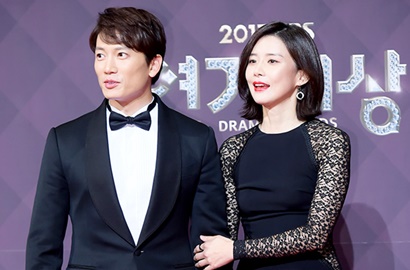 Menang Daesang, Manisnya Ji Sung Cium Lee Bo Young di SBS Drama Awards 2017