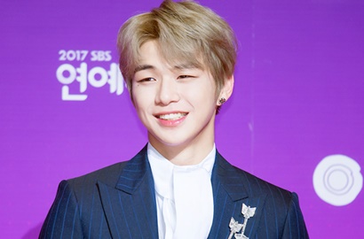 Menang Rookie di SBS Ent Awards Bareng Jeon So Min, Kang Daniel Banjir Ucapan Selamat