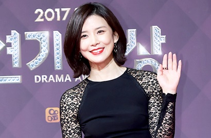 Bak Anak Sendiri, Lee Bo Young Sendu Peluk Erat Muridnya di Poster 'Mother'