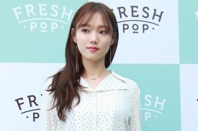 Gabung Variety Spesial KBS, Imutnya Lee Sung Kyung Pose Bareng 3 Aktor Senior Ini
