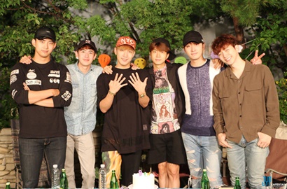Akhirnya Reuni, Serunya 2PM Rayakan Tahun Baru Bareng Taecyeon
