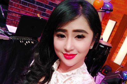 Liburan ke Maldives dengan Suami dan Anak, Penampilan Seksi Dewi Persik Curi Perhatian