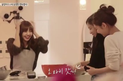 Jennie Beri Back Hug Jisoo di Teaser 'Black Pink TV', Kocaknya Lisa Teriak Histeris