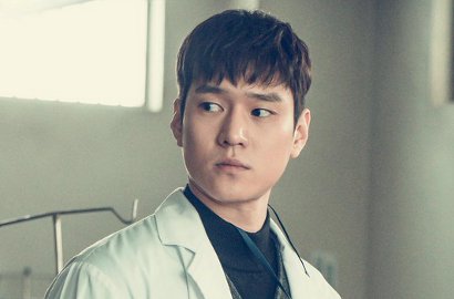 Perankan Sosok Dokter, Kerennya Go Kyung Pyo Sibuk Operasi Pasien di 'Cross'