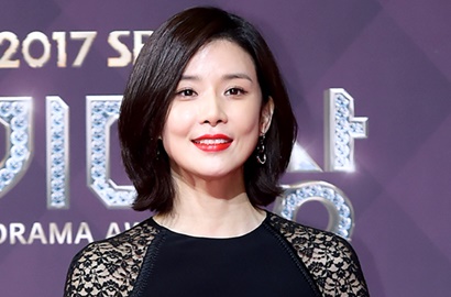 Foto Baca Naskah 'Mother' Dirilis, Lee Bo Young Cantik dengan Baju Motif Love