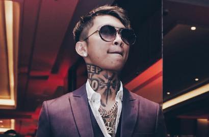 Young Lex Sandar Manja di Dada Cewek Seksi, Netter: Tanda-Tanda Mau Kiamat