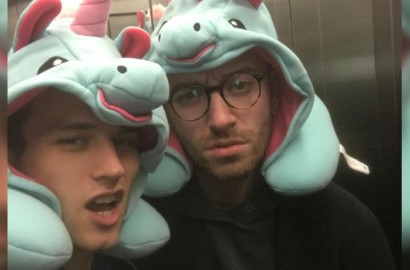 Telanjang Dada, Sam Smith Nekat Cium Brandon Flynn di Pantai