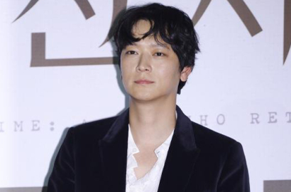 Kang Dong Won Lari dengan Penampilan Lusuh dan Ketakutan di Poster 'Golden Slumber'