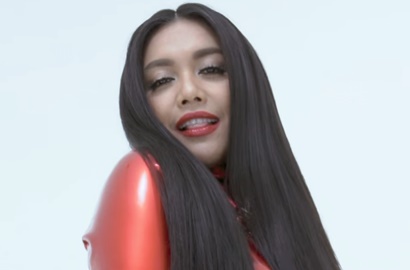Tampil Seksi dan Erotis di Video Klip 'Mutha Futha', Denada Tuai Pro-Kontra
