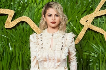 Dikabarkan Bertengkar dengan Justin Bieber, Selena Gomez Bantah dengan Cara Ini?