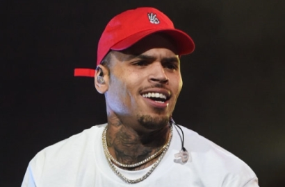 Chris Brown Unggah Foto Mural Bergambar Surat Kepolisian, Teringat dengan Rihanna?