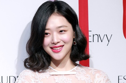 Pakai Gaun Semi Transparan, Sulli Tebar Senyum Manis di Acara Ini