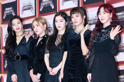 Dekat Banget, Awas Iri Lihat Interaksi Manis Red Velvet dan Manajernya
