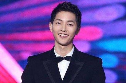 Pose Unyu, Joong Ki Bikin Salfok Pamer Cincin Nikah di Foto Ini