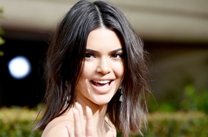 Dicibir Habis-Habisan Usai Muncul di Golden Globes 2018, Kendall Jenner Nangis