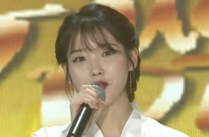 IU Tampil Mempesona Bawakan 'Autumn Morning' - 'Through the Night' di GDA 2018