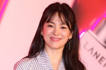 Adu Aegyo, Hye Kyo Juga Bikin Gemes Foto Bareng Pria Ini