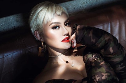 Agnes Mo Pamer 2 Kardus Hadiah dari DJ Khaled, Netter Malah Heboh Soroti Rambut