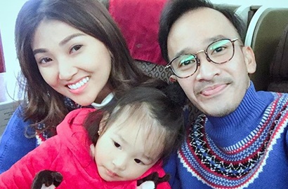 Ruben Onsu Sakit, Begini Pintarnya Thalia Bantu Rapikan Sepatu Ayahnya