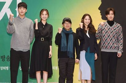 Cantik Memukau, Nana Sumringah Gandeng Park Hae Jin di Preskon 'Four Men'