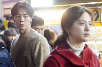 Nana dan Park Hae Jin Serius Saling Berpandangan di Syuting Pertama 'Four Men'