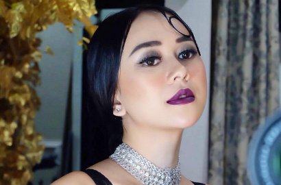 Aura Kasih dan 'Pacar' Bule Saling Goda di Medsos, Netter Beri Komentar Kocak