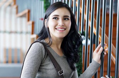 Diramal Soal Banyak Jodoh di 2018, Ayu Ting Ting Salah Tingkah