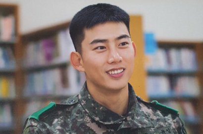 Lagi Wamil, Taecyeon 2PM Ketahuan Nonton Basket Bareng Tentara Lain