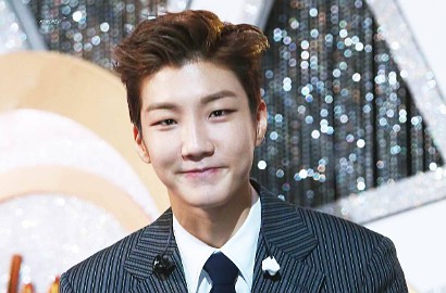 Tampil Cuek dan Ditemani Fans Saat Bosan, Lee Seung Hoon Winner Bahas Hal Ini