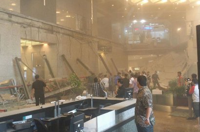 Selasar Gedung Bursa Efek Indonesia Roboh, Ratusan Orang Dilaporkan Terluka