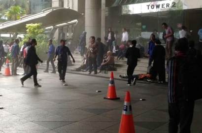 Selasar Atap Gedung BEI Roboh Kejutkan Karyawan, Getaran Dikira Bom