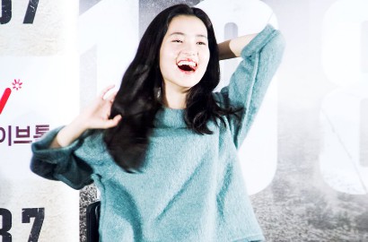 Asyik Duduk di Atas Genteng, Kim Tae Ri Coba Hidup Baru di Poster 'Little Forest'