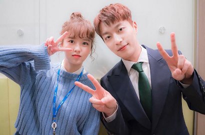 Dikelilingi Fans, Yoon Doo Joon Tersenyum Temui Kim So Hyun di Teaser 'Radio Romance'