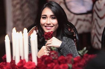 Berpose Seperti Ini Saat Tidur, Ayu Ting Ting Banjir Kritik Pedas