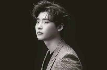 Siap-Siap Meleleh, Gantengnya Lee Jong Suk di Pemotretan Majalah Tiongkok