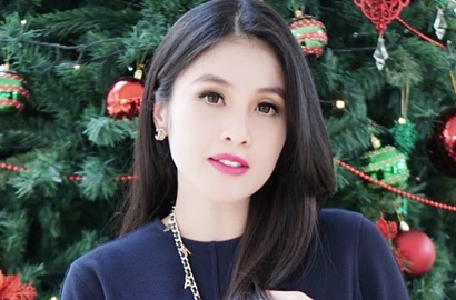 Seksi Bergincu Merah, Cantiknya Penampilan Sandra Dewi Usai Melahirkan Sukses Bikin Iri